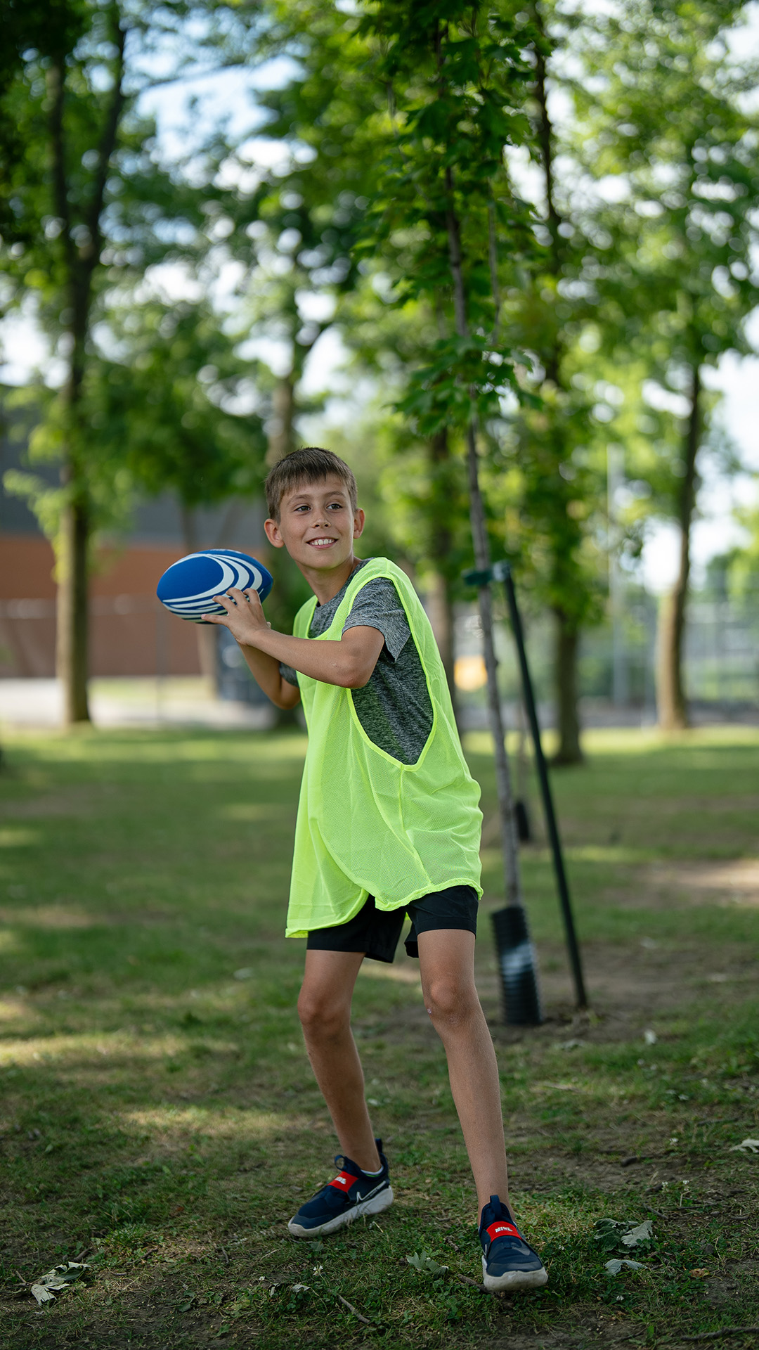 Enfant qui lance un ballon