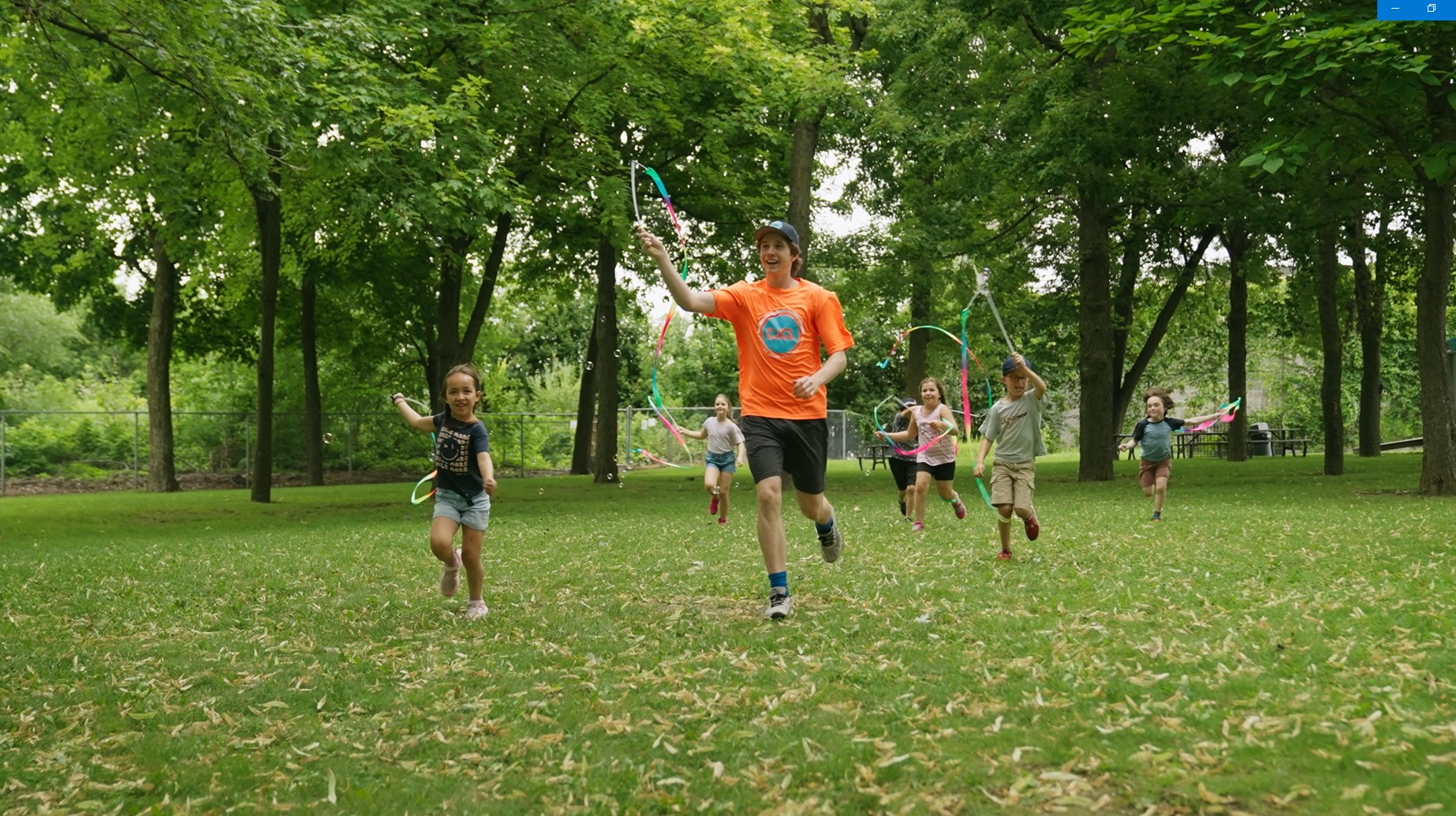Enfants courant à l'extérieur